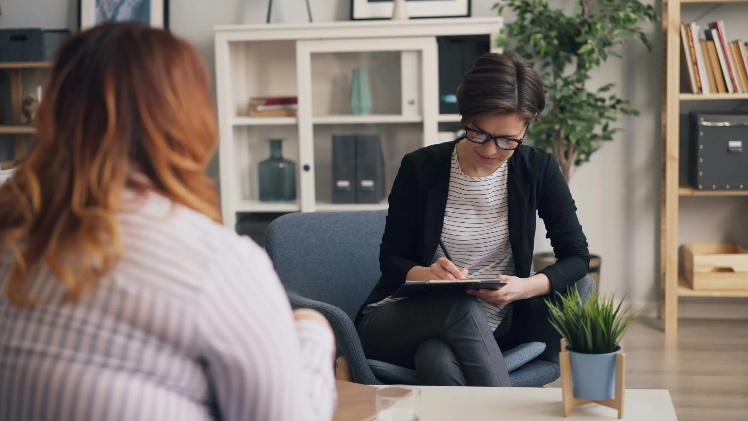 Terapeuta trabajando en consulta